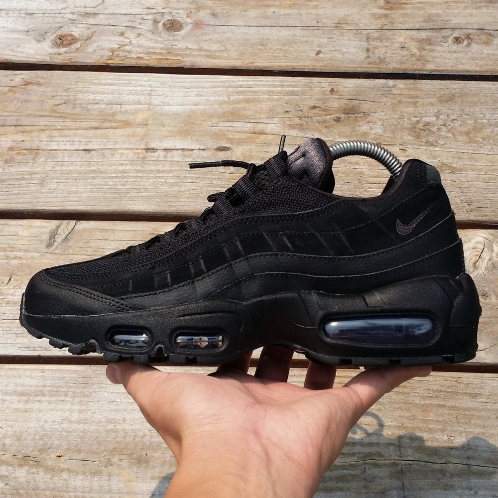 Women Sz 7.5 & Sz 8 Nike Air Max 95 Essential Shoe